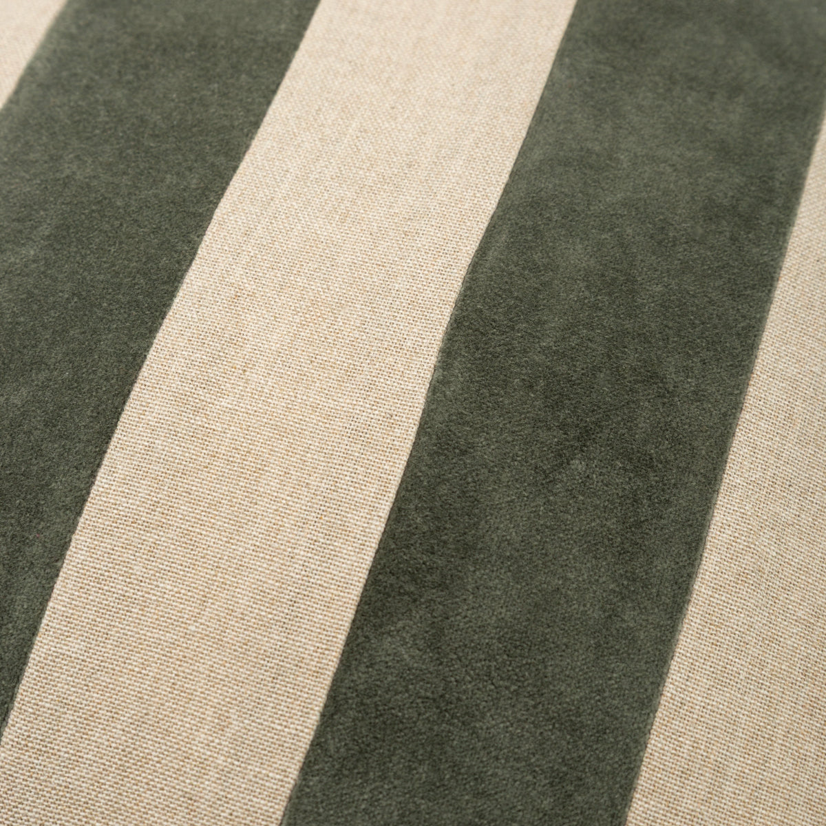 Capa de Almofada Listrada Verde 45X45 - Clocasa | Além do Conforto