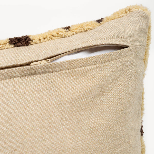 Capa de almofada decorativa no tamanho 50x50 cm na cor bege confeccionada em algodão com texturas bordadas em alto relevo tufting com fechamento em zíper invisível, proporciona excelente sustentação e maciez, transformando qualquer espaço em um refúgio acolhedor.