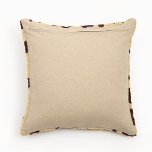 Capa de almofada decorativa no tamanho 50x50 cm na cor bege confeccionada em algodão com texturas bordadas em alto relevo tufting com fechamento em zíper invisível, perfeito para criar composições personalizadas e adicionar um toque de sofisticação ao ambiente.