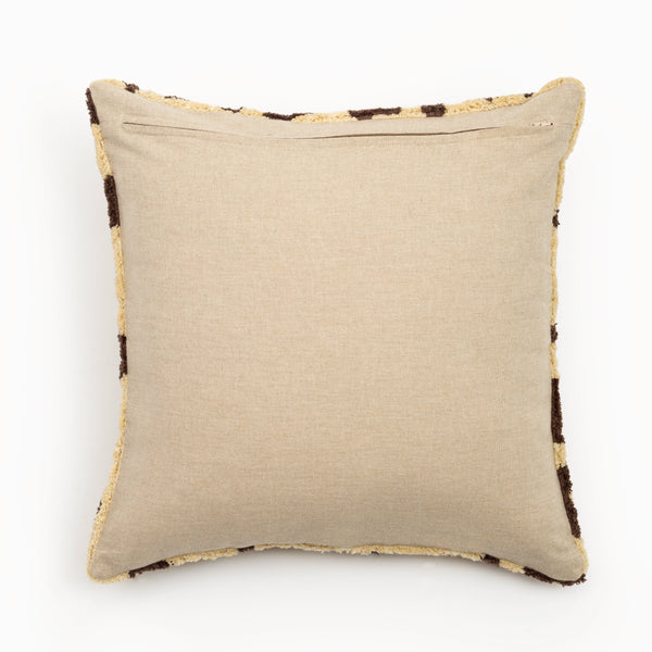 Capa de almofada decorativa no tamanho 50x50 cm na cor bege confeccionada em algodão com texturas bordadas em alto relevo tufting com fechamento em zíper invisível, perfeito para criar composições personalizadas e adicionar um toque de sofisticação ao ambiente.
