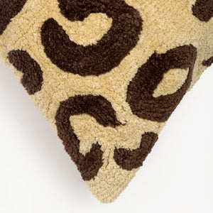Capa de almofada decorativa no tamanho 50x50 cm na cor bege confeccionada em algodão com texturas bordadas em alto relevo tufting com fechamento em zíper invisível, traz um equilíbrio visual aconchegante que harmoniza facilmente com diferentes estilos de decoração.