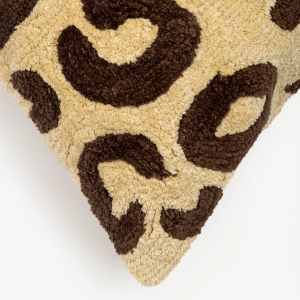 Capa de almofada decorativa no tamanho 50x50 cm na cor bege confeccionada em algodão com texturas bordadas em alto relevo tufting com fechamento em zíper invisível, traz um equilíbrio visual aconchegante que harmoniza facilmente com diferentes estilos de decoração.