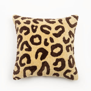 Capa de almofada decorativa no tamanho 50x50 cm na cor bege confeccionada em algodão com texturas bordadas em alto relevo tufting com fechamento em zíper invisível, perfeito para valorizar poltronas ou camas com uma proposta de design têxtil autêntico e refinado.