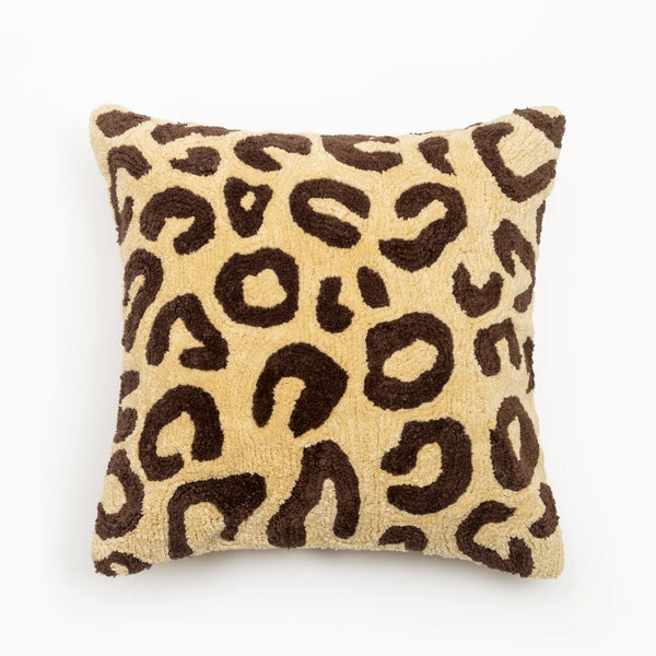 Capa de almofada decorativa no tamanho 50x50 cm na cor bege confeccionada em algodão com texturas bordadas em alto relevo tufting com fechamento em zíper invisível, perfeito para valorizar poltronas ou camas com uma proposta de design têxtil autêntico e refinado.