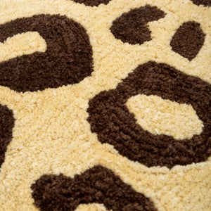 Capa de almofada decorativa no tamanho 50x50 cm na cor bege confeccionada em algodão com texturas bordadas em alto relevo tufting com fechamento em zíper invisível, essencial para trazer aconchego e renovar a decoração de salas ou quartos com elegância.