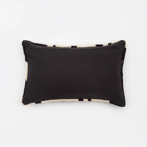 Capa de almofada decorativa no tamanho 30x50 cm na cor branca confeccionada em algodão com texturas bordadas em alto relevo tufting com fechamento em zíper invisível, uma escolha versátil e charmosa para renovar o visual da casa com praticidade e bom gosto.