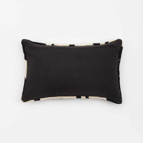 Capa de almofada decorativa no tamanho 30x50 cm na cor branca confeccionada em algodão com texturas bordadas em alto relevo tufting com fechamento em zíper invisível, uma escolha versátil e charmosa para renovar o visual da casa com praticidade e bom gosto.