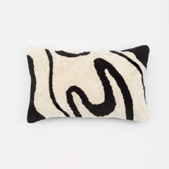 Capa de almofada decorativa no tamanho 30x50 cm na cor branca confeccionada em algodão com texturas bordadas em alto relevo tufting com fechamento em zíper invisível, ideal para complementar jogos de cama ou sofás, aliando conforto ergonômico e design moderno.