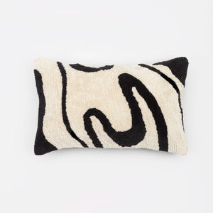 Capa de almofada decorativa no tamanho 30x50 cm na cor branca confeccionada em algodão com texturas bordadas em alto relevo tufting com fechamento em zíper invisível, ideal para complementar jogos de cama ou sofás, aliando conforto ergonômico e design moderno.