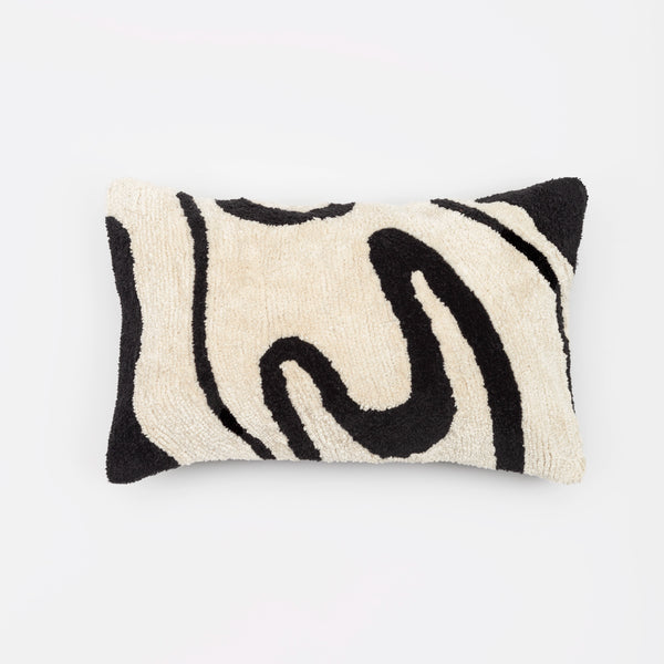 Capa de almofada decorativa no tamanho 30x50 cm na cor branca confeccionada em algodão com texturas bordadas em alto relevo tufting com fechamento em zíper invisível, ideal para complementar jogos de cama ou sofás, aliando conforto ergonômico e design moderno.