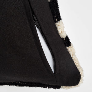 Capa de almofada decorativa no tamanho 30x50 cm na cor branca confeccionada em algodão com texturas bordadas em alto relevo tufting com fechamento em zíper invisível, sinônimo de bem-estar e conforto térmico, ideal para momentos de descanso e relaxamento no lar.