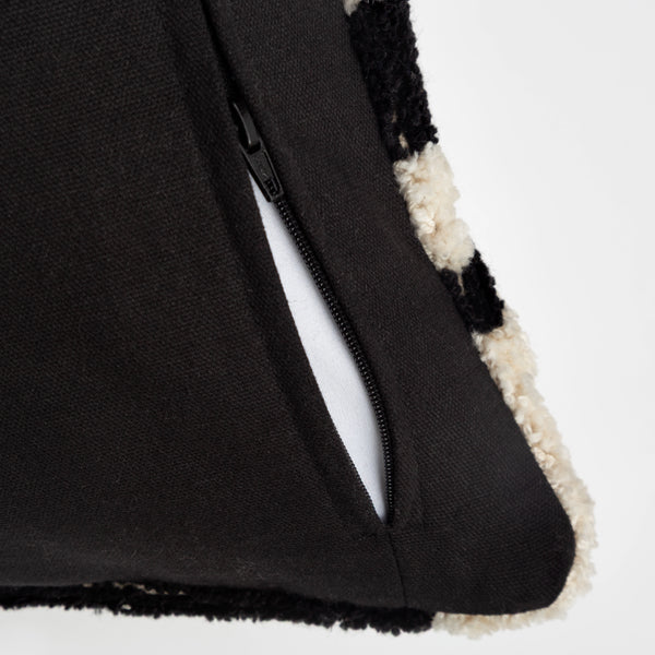 Capa de almofada decorativa no tamanho 30x50 cm na cor branca confeccionada em algodão com texturas bordadas em alto relevo tufting com fechamento em zíper invisível, sinônimo de bem-estar e conforto térmico, ideal para momentos de descanso e relaxamento no lar.