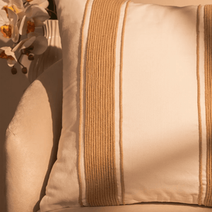 Capa de almofada decorativa no tamanho 50x50 cm na cor branca confeccionada em algodão sustentável com bordados rústicos de juta natural com fechamento em zíper invisível, perfeito para valorizar poltronas ou camas com uma proposta de design têxtil autêntico e refinado.