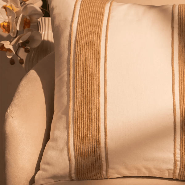Capa de almofada decorativa no tamanho 50x50 cm na cor branca confeccionada em algodão sustentável com bordados rústicos de juta natural com fechamento em zíper invisível, perfeito para valorizar poltronas ou camas com uma proposta de design têxtil autêntico e refinado.
