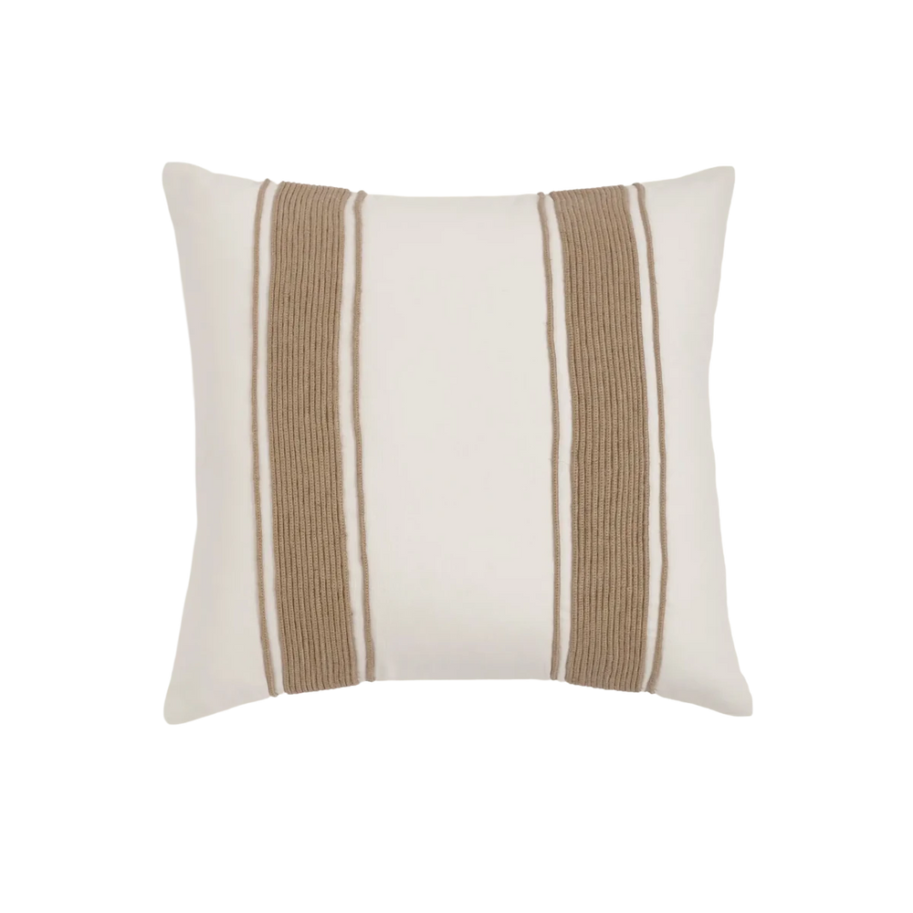 Capa de almofada decorativa no tamanho 50x50 cm na cor branca confeccionada em algodão sustentável com bordados rústicos de juta natural com fechamento em zíper invisível, sinônimo de bem-estar e conforto térmico, ideal para momentos de descanso e relaxamento no lar.