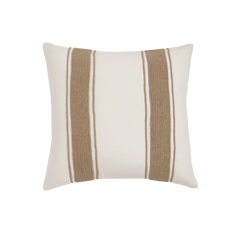 Capa de almofada decorativa no tamanho 50x50 cm na cor branca confeccionada em algodão sustentável com bordados rústicos de juta natural com fechamento em zíper invisível, sinônimo de bem-estar e conforto térmico, ideal para momentos de descanso e relaxamento no lar.