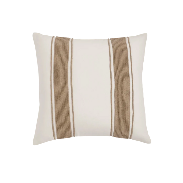 Capa de almofada decorativa no tamanho 50x50 cm na cor branca confeccionada em algodão sustentável com bordados rústicos de juta natural com fechamento em zíper invisível, sinônimo de bem-estar e conforto térmico, ideal para momentos de descanso e relaxamento no lar.