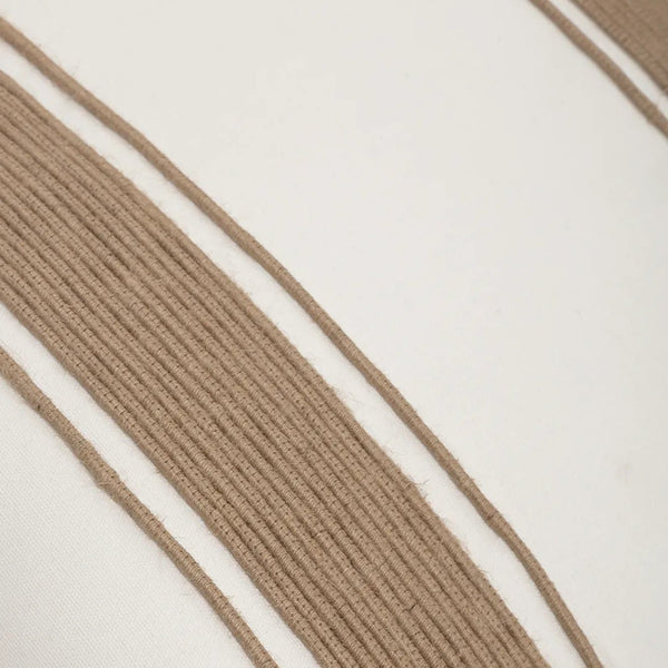 Capa de almofada decorativa no tamanho 50x50 cm na cor branca confeccionada em algodão sustentável com bordados rústicos de juta natural com fechamento em zíper invisível, perfeito para criar composições personalizadas e adicionar um toque de sofisticação ao ambiente.