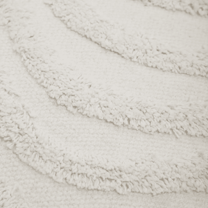 Capa de almofada decorativa no tamanho 45x45 cm confeccionada em algodão com texturas bordadas em alto relevo tufting com fechamento em zíper invisível, uma escolha versátil e charmosa para renovar o visual da casa com praticidade e bom gosto.