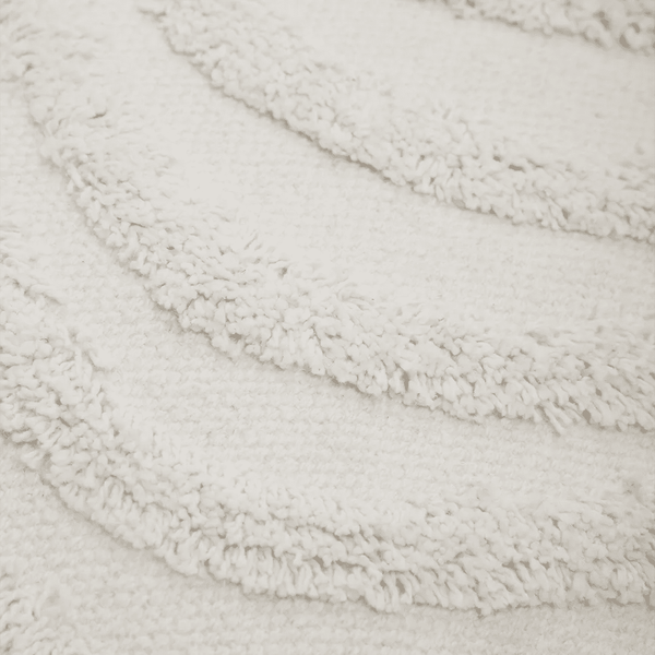 Capa de almofada decorativa no tamanho 45x45 cm confeccionada em algodão com texturas bordadas em alto relevo tufting com fechamento em zíper invisível, uma escolha versátil e charmosa para renovar o visual da casa com praticidade e bom gosto.