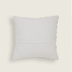 Capa de almofada decorativa no tamanho 45x45 cm confeccionada em algodão com texturas bordadas em alto relevo tufting com fechamento em zíper invisível, combina textura agradável e acabamento impecável para enriquecer a estética do seu mobiliário.