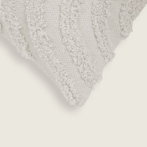 Capa de almofada decorativa no tamanho 45x45 cm confeccionada em algodão com texturas bordadas em alto relevo tufting com fechamento em zíper invisível, sinônimo de bem-estar e conforto térmico, ideal para momentos de descanso e relaxamento no lar.