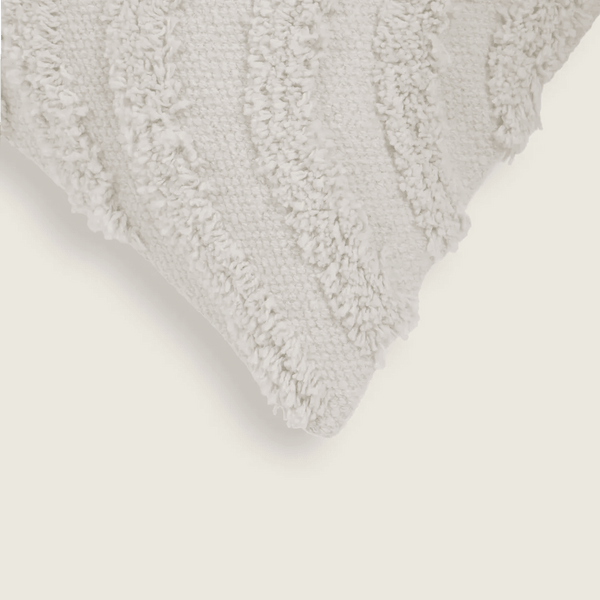 Capa de almofada decorativa no tamanho 45x45 cm confeccionada em algodão com texturas bordadas em alto relevo tufting com fechamento em zíper invisível, sinônimo de bem-estar e conforto térmico, ideal para momentos de descanso e relaxamento no lar.
