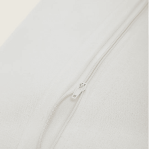 Capa de almofada decorativa no tamanho 45x45 cm confeccionada em algodão com texturas bordadas em alto relevo tufting com fechamento em zíper invisível, perfeito para valorizar poltronas ou camas com uma proposta de design têxtil autêntico e refinado.