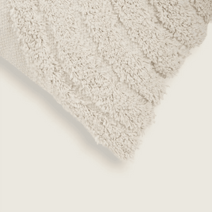 Capa de almofada decorativa no tamanho 30x50 cm confeccionada em algodão com texturas bordadas em alto relevo tufting com fechamento em zíper invisível, ideal para complementar jogos de cama ou sofás, aliando conforto ergonômico e design moderno.