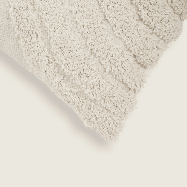 Capa de almofada decorativa no tamanho 30x50 cm confeccionada em algodão com texturas bordadas em alto relevo tufting com fechamento em zíper invisível, ideal para complementar jogos de cama ou sofás, aliando conforto ergonômico e design moderno.