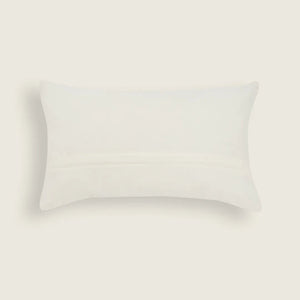 Capa de almofada decorativa no tamanho 30x50 cm confeccionada em algodão com texturas bordadas em alto relevo tufting com fechamento em zíper invisível, uma escolha versátil e charmosa para renovar o visual da casa com praticidade e bom gosto.
