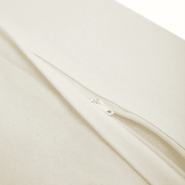 Capa de almofada decorativa no tamanho 30x50 cm confeccionada em algodão com texturas bordadas em alto relevo tufting com fechamento em zíper invisível, proporciona excelente sustentação e maciez, transformando qualquer espaço em um refúgio acolhedor.