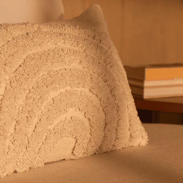 Capa de almofada decorativa no tamanho 30x50 cm confeccionada em algodão com texturas bordadas em alto relevo tufting com fechamento em zíper invisível, essencial para trazer aconchego e renovar a decoração de salas ou quartos com elegância.
