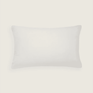 Capa de almofada decorativa no tamanho 40x60 cm na cor branca confeccionada em algodão sustentável com bordados rústicos de juta natural com fechamento em zíper invisível, perfeito para criar composições personalizadas e adicionar um toque de sofisticação ao ambiente.