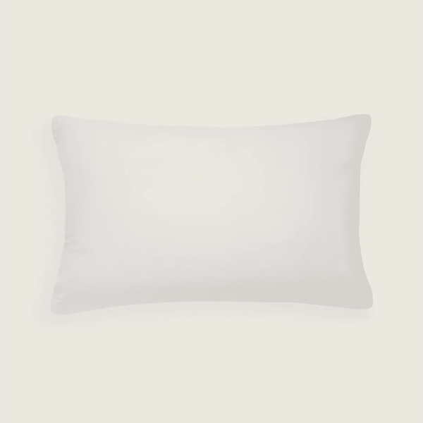 Capa de almofada decorativa no tamanho 40x60 cm na cor branca confeccionada em algodão sustentável com bordados rústicos de juta natural com fechamento em zíper invisível, perfeito para criar composições personalizadas e adicionar um toque de sofisticação ao ambiente.