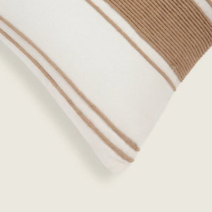 Capa de almofada decorativa no tamanho 40x60 cm na cor branca confeccionada em algodão sustentável com bordados rústicos de juta natural com fechamento em zíper invisível, proporciona excelente sustentação e maciez, transformando qualquer espaço em um refúgio acolhedor.