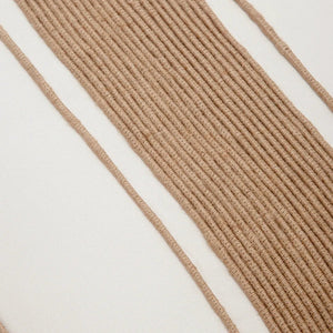 Capa de almofada decorativa no tamanho 40x60 cm na cor branca confeccionada em algodão sustentável com bordados rústicos de juta natural com fechamento em zíper invisível, uma escolha versátil e charmosa para renovar o visual da casa com praticidade e bom gosto.