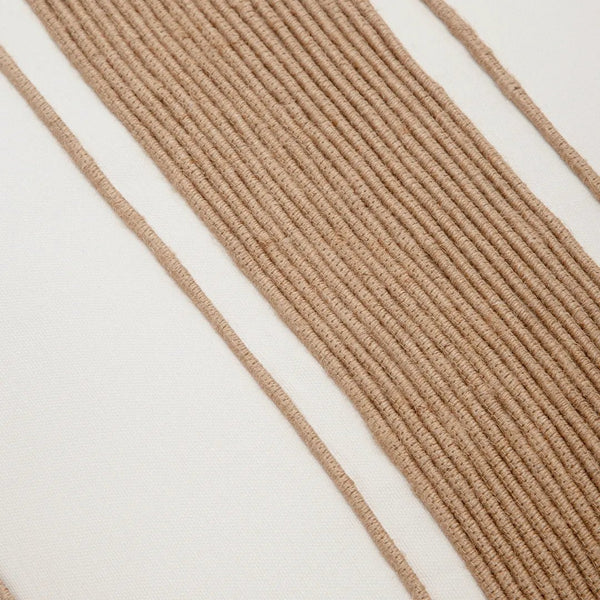 Capa de almofada decorativa no tamanho 40x60 cm na cor branca confeccionada em algodão sustentável com bordados rústicos de juta natural com fechamento em zíper invisível, uma escolha versátil e charmosa para renovar o visual da casa com praticidade e bom gosto.