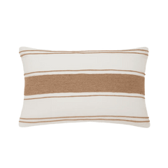 Capa de almofada decorativa no tamanho 40x60 cm na cor branca confeccionada em algodão sustentável com bordados rústicos de juta natural com fechamento em zíper invisível, essencial para trazer aconchego e renovar a decoração de salas ou quartos com elegância.