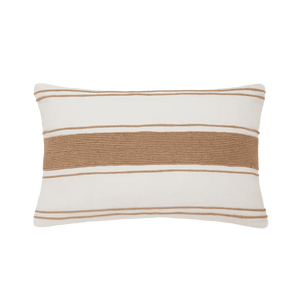 Capa de almofada decorativa no tamanho 40x60 cm na cor branca confeccionada em algodão sustentável com bordados rústicos de juta natural com fechamento em zíper invisível, essencial para trazer aconchego e renovar a decoração de salas ou quartos com elegância.