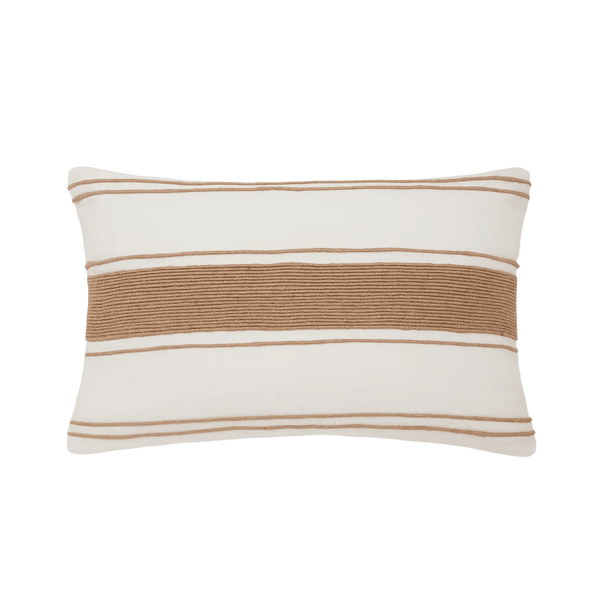 Capa de almofada decorativa no tamanho 40x60 cm na cor branca confeccionada em algodão sustentável com bordados rústicos de juta natural com fechamento em zíper invisível, essencial para trazer aconchego e renovar a decoração de salas ou quartos com elegância.