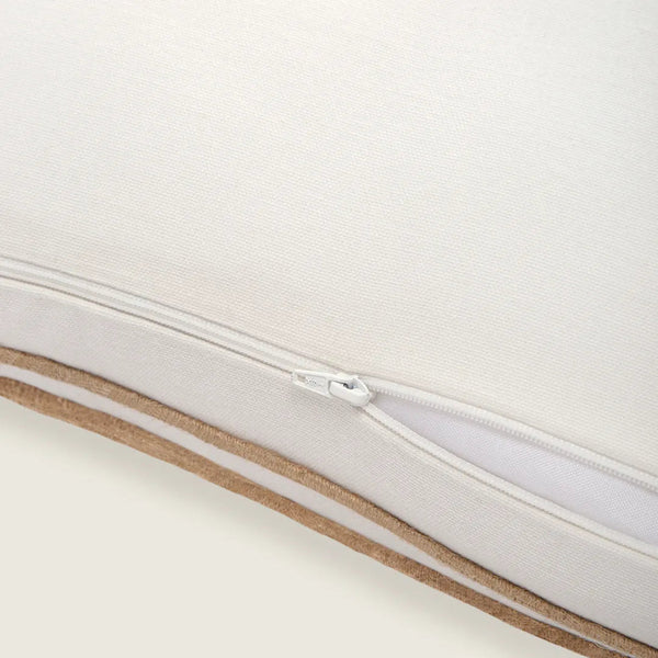 Capa de almofada decorativa no tamanho 40x60 cm na cor branca confeccionada em algodão sustentável com bordados rústicos de juta natural com fechamento em zíper invisível, combina textura agradável e acabamento impecável para enriquecer a estética do seu mobiliário.