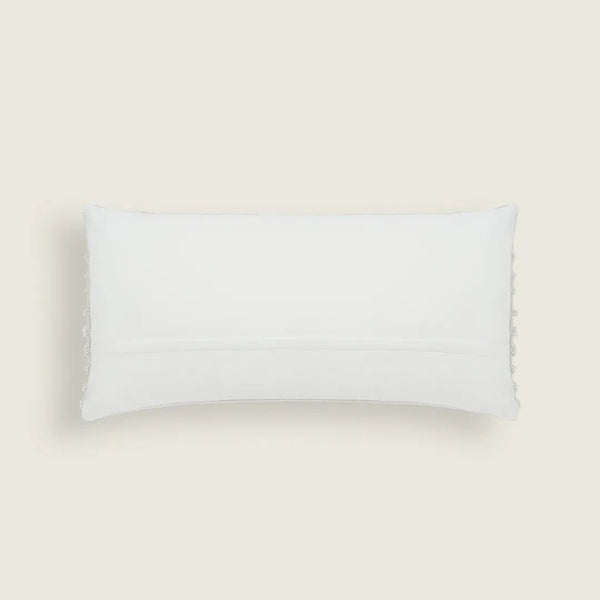 Capa de almofada decorativa no tamanho 35x75 cm confeccionada em algodão com texturas bordadas em alto relevo tufting com fechamento em zíper invisível, traz um equilíbrio visual aconchegante que harmoniza facilmente com diferentes estilos de decoração.