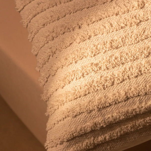 Capa de almofada decorativa no tamanho 35x75 cm confeccionada em algodão com texturas bordadas em alto relevo tufting com fechamento em zíper invisível, perfeito para valorizar poltronas ou camas com uma proposta de design têxtil autêntico e refinado.