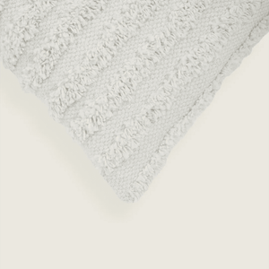 Capa de almofada decorativa no tamanho 35x75 cm confeccionada em algodão com texturas bordadas em alto relevo tufting com fechamento em zíper invisível, essencial para trazer aconchego e renovar a decoração de salas ou quartos com elegância.