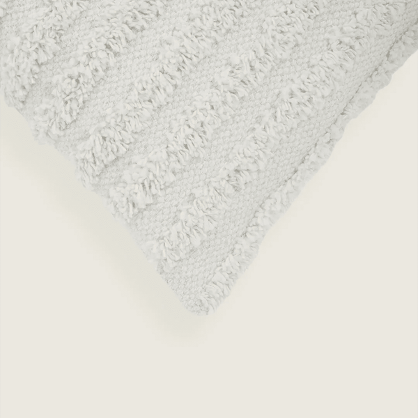 Capa de almofada decorativa no tamanho 35x75 cm confeccionada em algodão com texturas bordadas em alto relevo tufting com fechamento em zíper invisível, essencial para trazer aconchego e renovar a decoração de salas ou quartos com elegância.