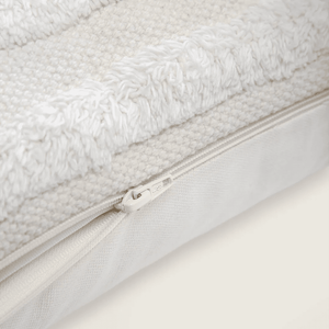 Capa de almofada decorativa no tamanho 30x115 cm confeccionada em algodão com texturas bordadas em alto relevo tufting com fechamento em zíper invisível, combina textura agradável e acabamento impecável para enriquecer a estética do seu mobiliário.