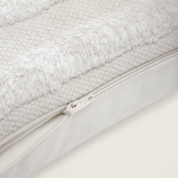 Capa de almofada decorativa no tamanho 30x115 cm confeccionada em algodão com texturas bordadas em alto relevo tufting com fechamento em zíper invisível, combina textura agradável e acabamento impecável para enriquecer a estética do seu mobiliário.
