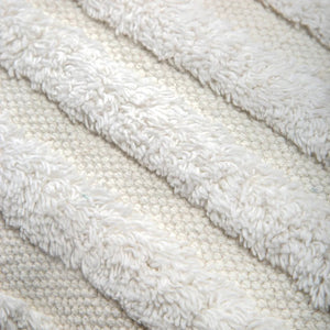 Capa de almofada decorativa no tamanho 30x115 cm confeccionada em algodão com texturas bordadas em alto relevo tufting com fechamento em zíper invisível, uma escolha versátil e charmosa para renovar o visual da casa com praticidade e bom gosto.
