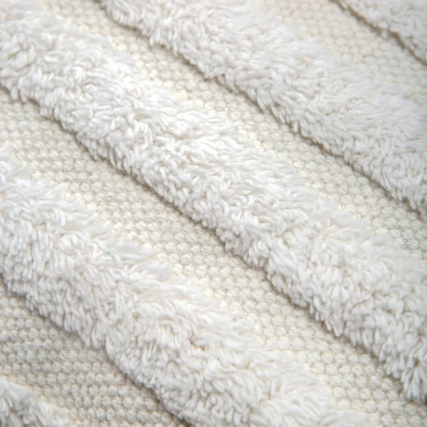 Capa de almofada decorativa no tamanho 30x115 cm confeccionada em algodão com texturas bordadas em alto relevo tufting com fechamento em zíper invisível, uma escolha versátil e charmosa para renovar o visual da casa com praticidade e bom gosto.